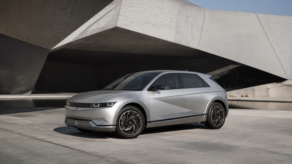 Moderne Hyundai i et lyst dansk bymiljø