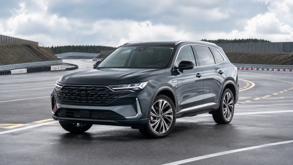 Moderne familie-SUV på et kontrolleret sikkerhedstestområde