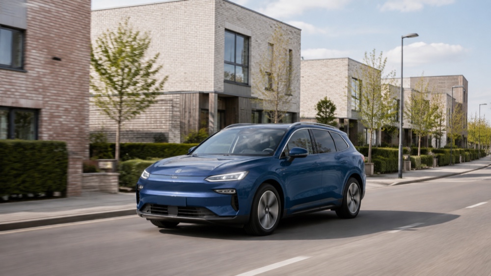 Elektrisk familie-SUV på en lys nordisk vej