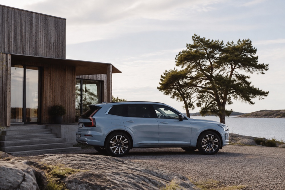 Moderne Volvo i et lyst skandinavisk landskab